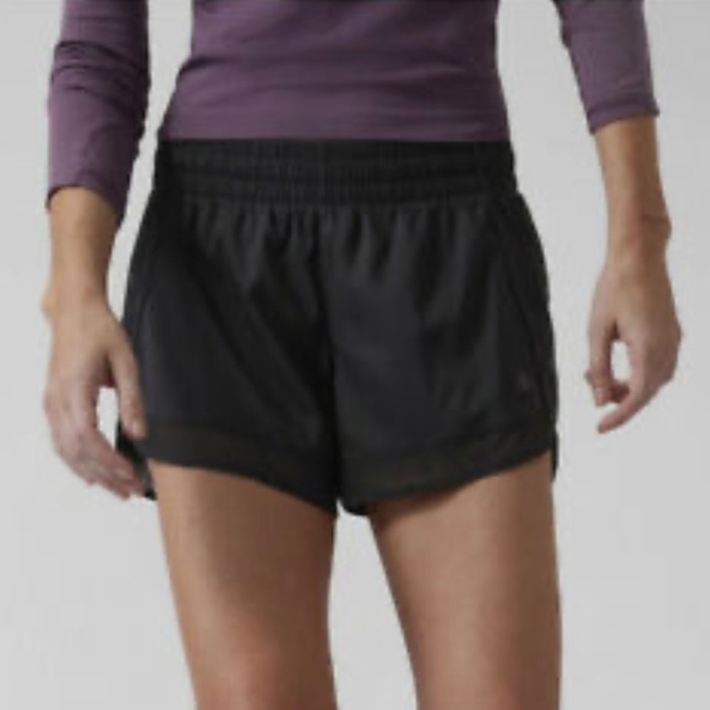 Athleta mesh racer run short 4” size large in excellent like new condition